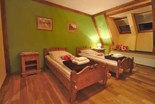 Отели типа «постель и завтрак» Góralski Dwór Косцелиско Двухместный номер с 2 отдельными кроватями и дополнительной кроватью-2